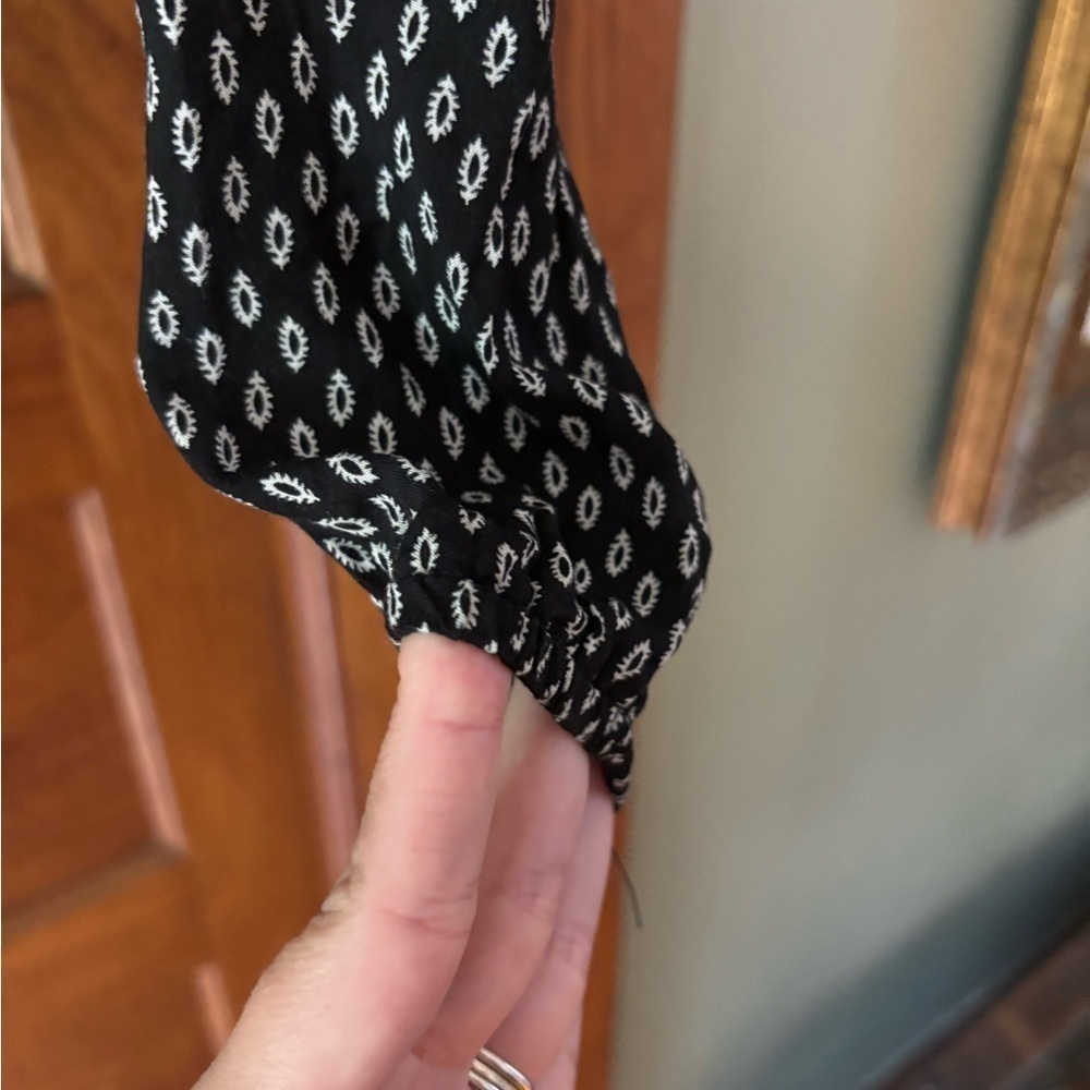 Brandy Melville sold out leaf blouse - Picture 2 of 5